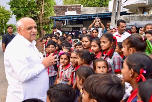 भूपेंद्र पटेल ने अंबाली मार्ग पर गाड़ी रोककर बच्चों और ग्रामीणों से की आत्मीय मुलाकात