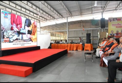 भूपेंद्र पटेल ने युवा कार्यकर्ताओं के साथ सुना प्रधानमंत्री मोदी के ‘मन की बात’ का 136वाँ एपिसोड
