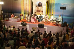 ગુરુપૂર્ણિમાની ભક્તિમય ઉજવણીમાં આર્ટ ઓફ લિવિંગ અમદાવાદમાં 1500થી વધુ લોકો જોડાયા