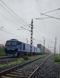 जेएनपीटी से वडोदरा के लिए पहली डबल-स्टैक लॉन्ग-हॉल कंटेनर ट्रेन रवाना