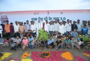 वृक्षारोपण करना परम पुण्य का कार्य है : आचार्य देवव्रत