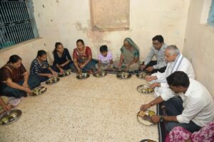 राज्यपाल आचार्य देवव्रत ने चंद्राला गांव में अनुसूचित जाति परिवार के घर किया रात्रि भोजन