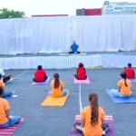 आचार्य देवव्रत ने अणियोड प्राथमिक विद्यालय के विद्यार्थियों, ग्रामीणों और युवाओं के साथ किया योगाभ्यास