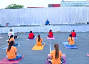 आचार्य देवव्रत ने अणियोड प्राथमिक विद्यालय के विद्यार्थियों, ग्रामीणों और युवाओं के साथ किया योगाभ्यास