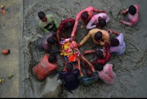 गुजरात में भक्तों ने गणपति बप्पा को दी भावभीनी विदाई