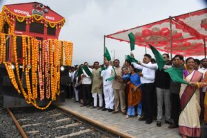 अश्विनी वैष्णव ने शिवलखा से भारत की पहली सॉल्ट कंटेनर ट्रेन को मीठापुर के लिए रवाना किया