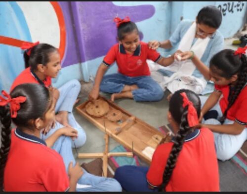 ગૂજરાત વિદ્યાપીઠના સેવકો અને વિદ્યાર્થીઓએ કર્યું 330 શાળાઓમાં રેંટીયા કાંતણનું નિદર્શન