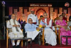આચાર્ય દેવવ્રતે નિહાળ્યા ગાંધીનગર કલ્ચરલ ફોરમના ગરબા